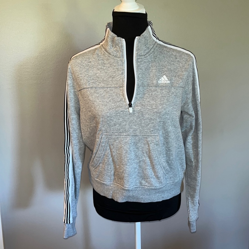 Like new women’s Adidas pullover. Super cute, slightly cropped.